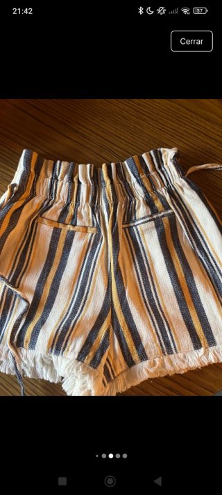 Pantalón corto a rayas con flecos