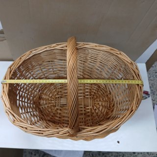 Cesta de mimbre ovalada con asa