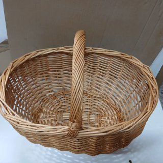Cesta de mimbre ovalada con asa