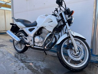 Honda CBF 250 Naked Blanca