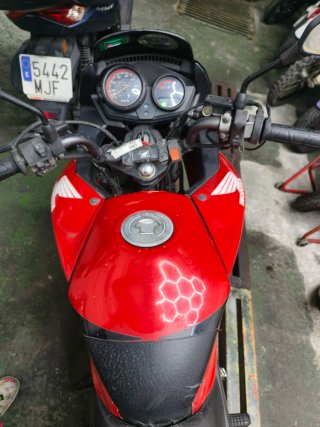 Honda CBF125 Naked Roja y Negra