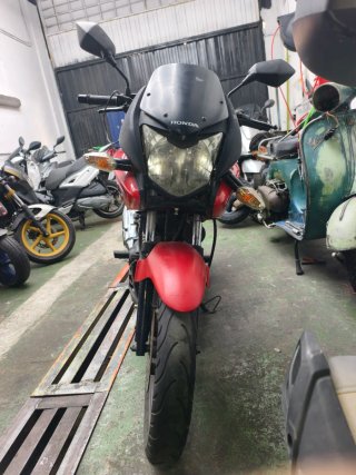 Honda CBF125 Naked Roja y Negra