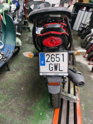 Honda CBF125 Naked Roja y Negra