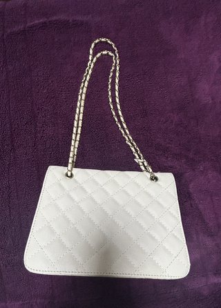 Bolso blanco acolchado con cadena
