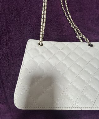Bolso blanco acolchado con cadena