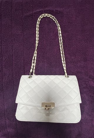 Bolso blanco acolchado con cadena