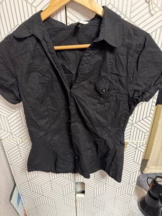 Camisa negra botones calavera manga corta