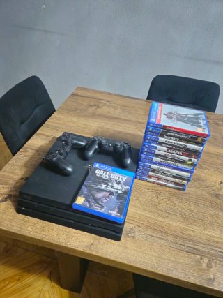 PS4 Pro + 2 mandos y juegos