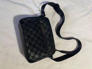 Bandolera cuadros negra LV