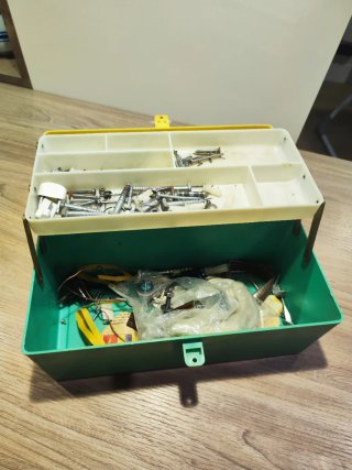 Caja de herramientas vintage amarilla y verde