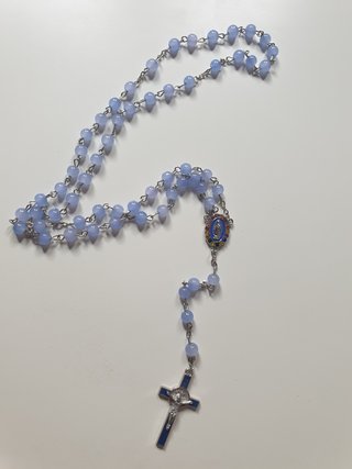 Rosario azul con medalla y cruz