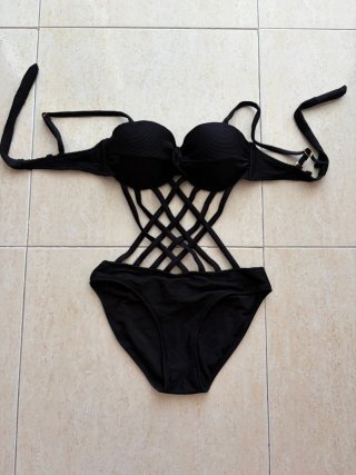 Bañador negro con tiras cruzadas