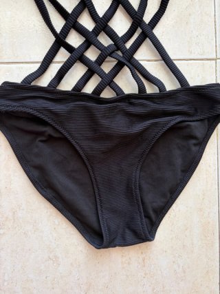 Bañador negro con tiras cruzadas