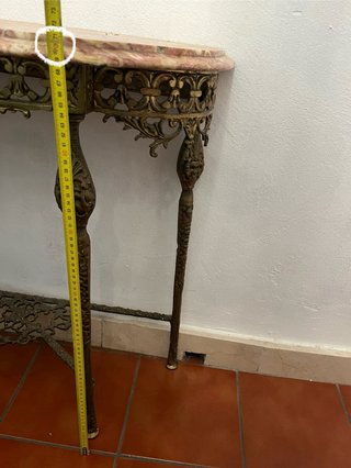 Mesa de mármol y bronce con detalles ornamentales