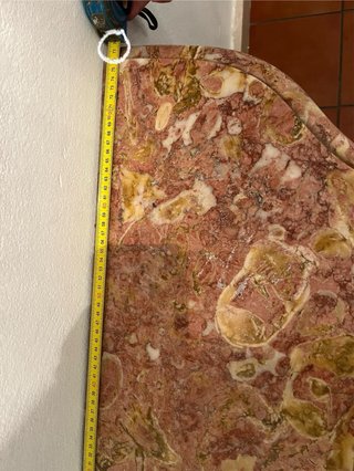 Mesa de mármol y bronce con detalles ornamentales