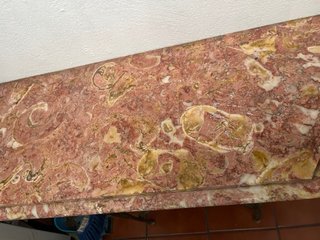 Mesa de mármol y bronce con detalles ornamentales