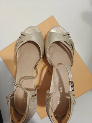 Zapatos dorados de tacón para eventos