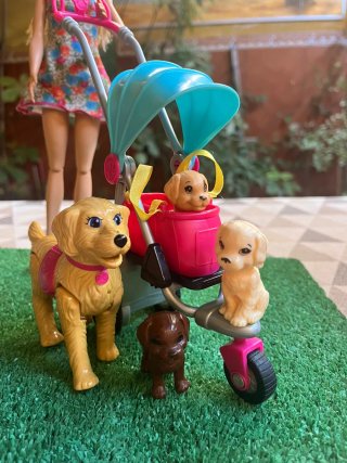 Barbie con carrito y perros
