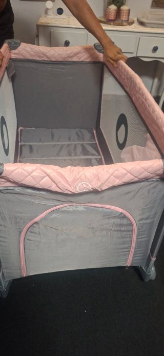 Cuna de viaje rosa Lionelo