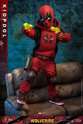 Hot Toys Kidpool 1/6 Deadpool Wolverine Figura
