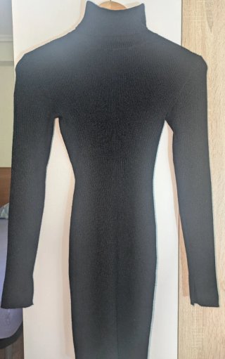 Vestido negro ajustado cuello alto