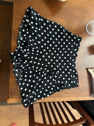 Minifalda pantalón negra lunares blancos