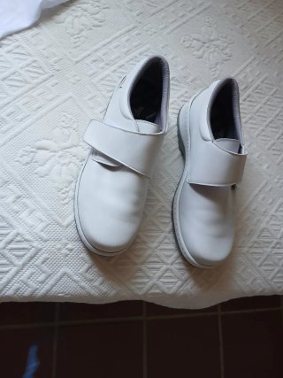Zapatos de trabajo blancos con velcro