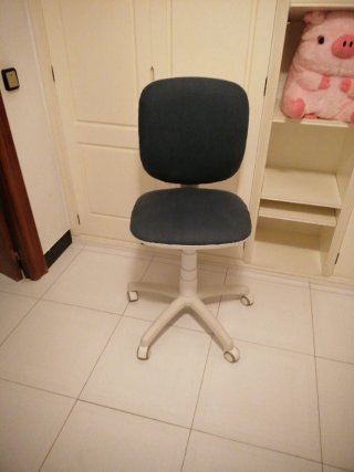 Silla de escritorio azul y blanca. Hidráulica
