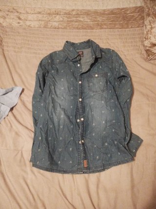 Camisa vaquera con estampado de anclas