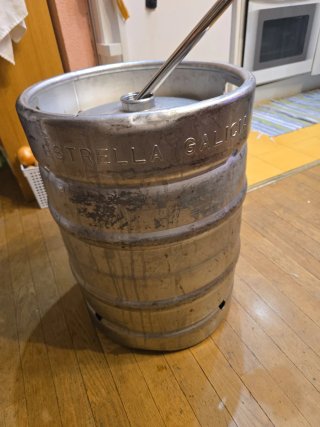Barril de cerveza metálico