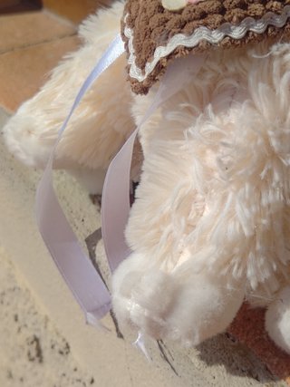 Peluche gattino panna con bavaglino e farfalla