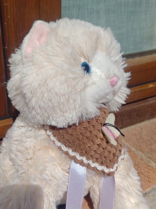 Peluche gattino panna con bavaglino e farfalla
