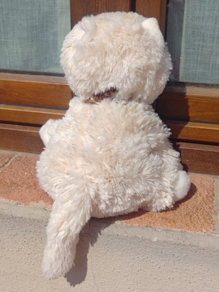 Peluche gattino panna con bavaglino e farfalla