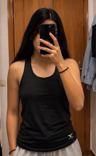 Camiseta negra sin mangas