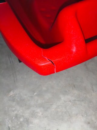 Trineo de plástico rojo para nieve