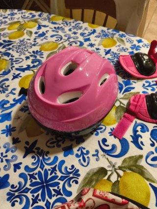 Casco y rodilleras para niña rosa