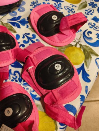 Casco y rodilleras para niña rosa