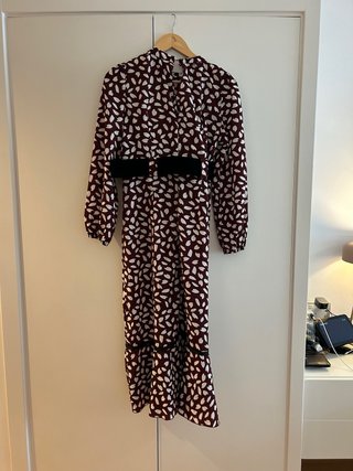 Vestido estampado de manga larga con cinturón