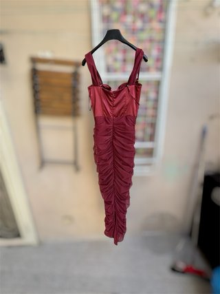 Splendido ed esclusivo abito Oh Polly color bordea