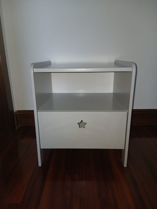 Mesita de cama infantil verde claro