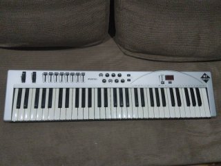 Teclado MIDI PLUS 61 teclas