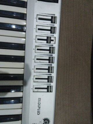 Teclado MIDI PLUS 61 teclas