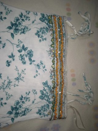 Top tirantes Bershka floral blanco y verde T.L