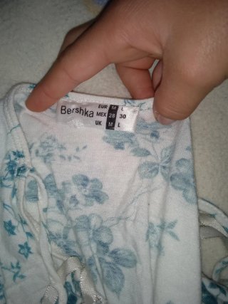 Top tirantes Bershka floral blanco y verde T.L