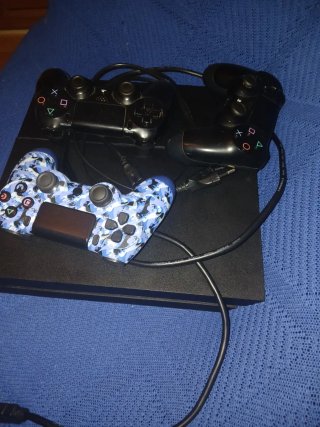 PS4 (PlayStation 4) con 3 mandos