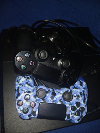 PS4 (PlayStation 4) con 3 mandos