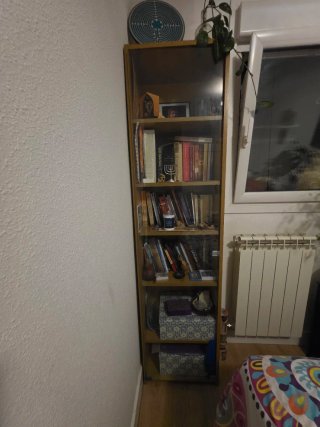 Estantería madera con puerta cristal