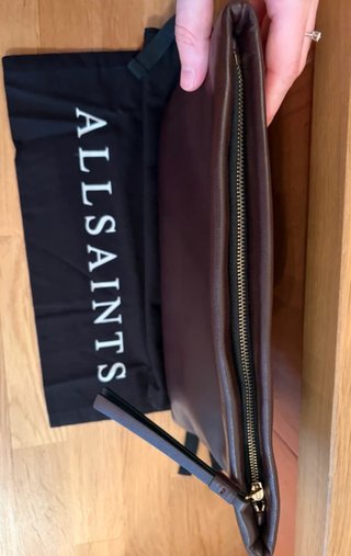 Bolso Clutch AllSaints Bettina Marrón