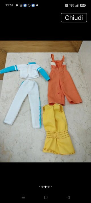 Set Bambola Clone con 4 Vestiti Barbie