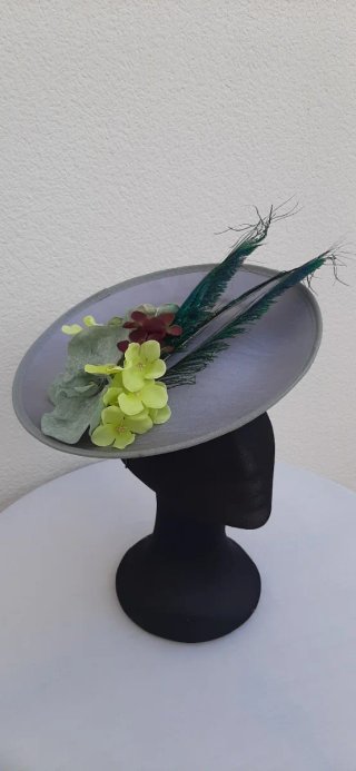 Tocado plato gris con flores y plumas